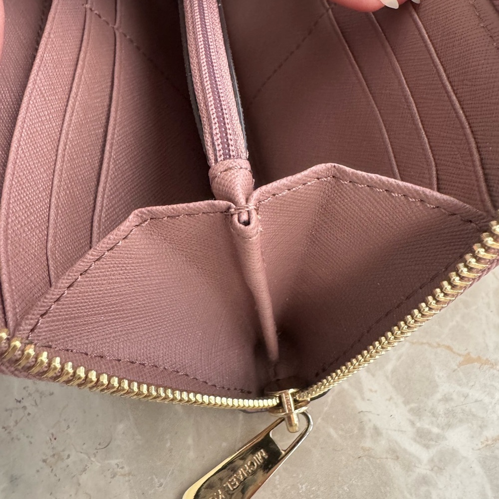 Michael Kors wallet - Picture 12 of 13